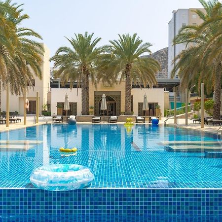 Sheraton Oman Hotel Маскат Екстериор снимка The swimming pool at the Jumeirah Beach Hotel