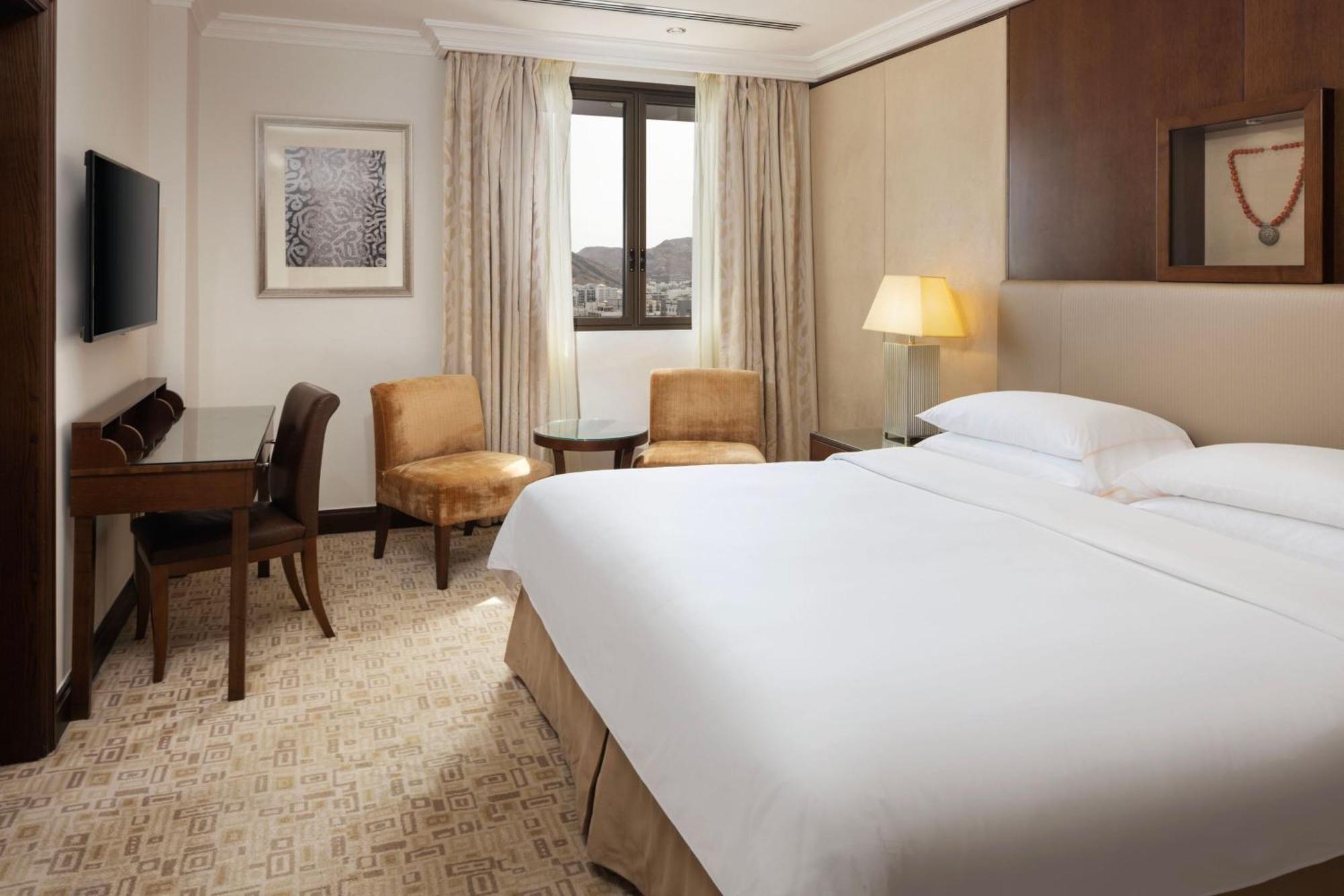 Sheraton Oman Hotel Маскат Екстериор снимка A room at the Hilton London Heathrow