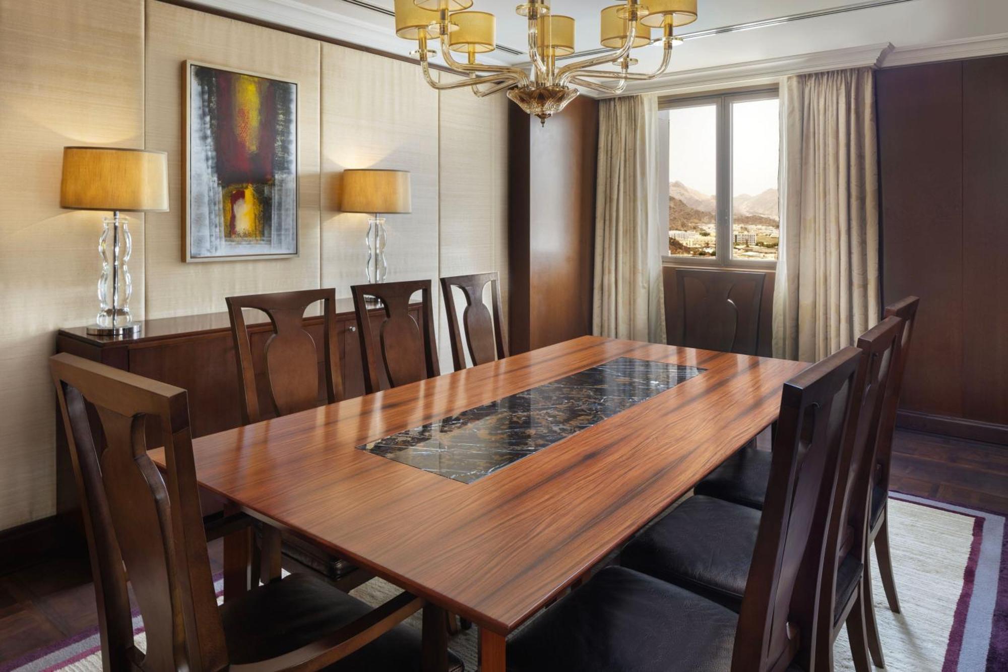 Sheraton Oman Hotel Маскат Екстериор снимка A dining room