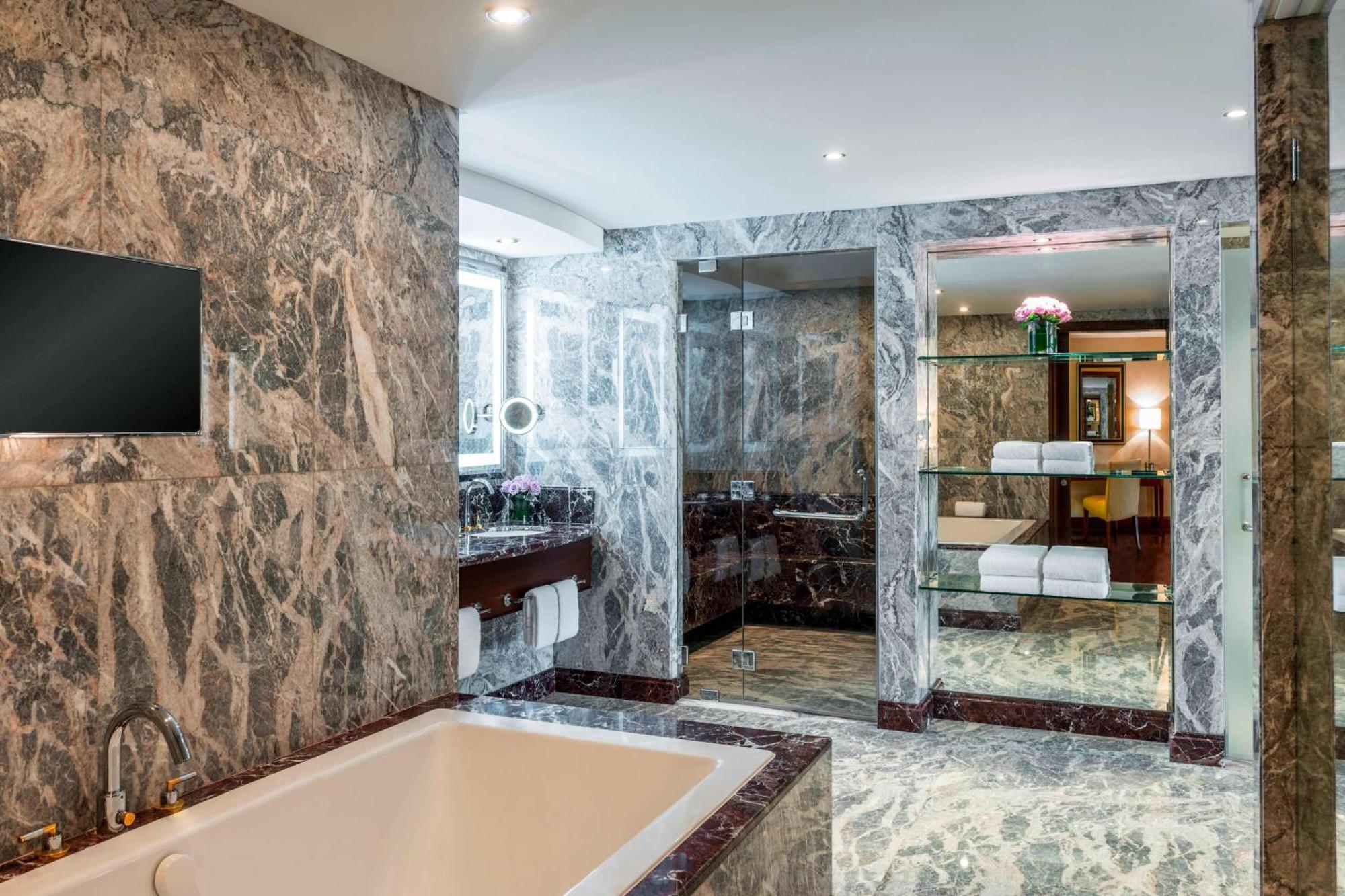 Sheraton Oman Hotel Маскат Екстериор снимка Bathroom