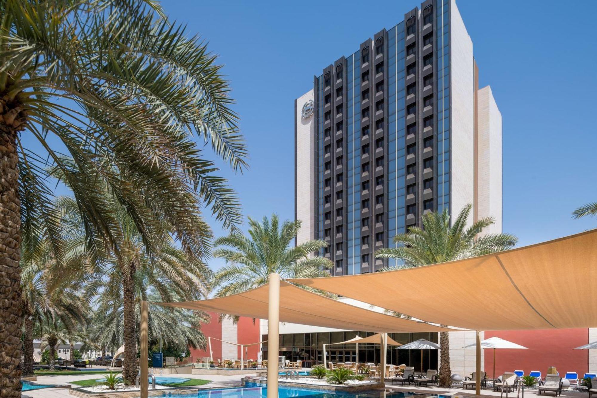 Sheraton Oman Hotel Маскат Екстериор снимка The hotel's pool