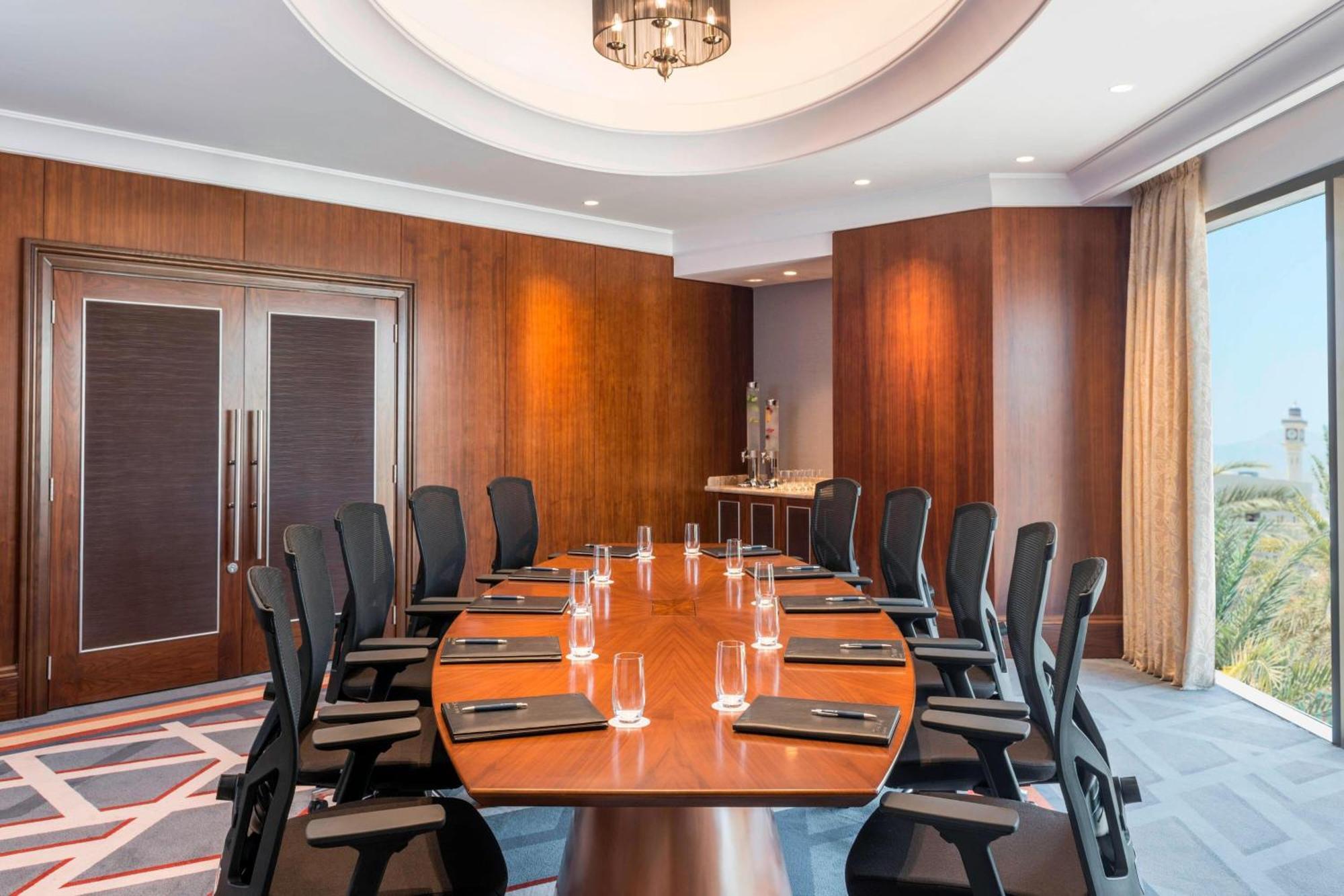 Sheraton Oman Hotel Маскат Екстериор снимка Boardroom