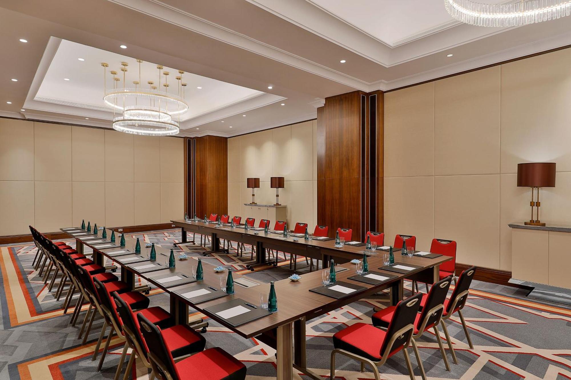 Sheraton Oman Hotel Маскат Екстериор снимка Meeting room