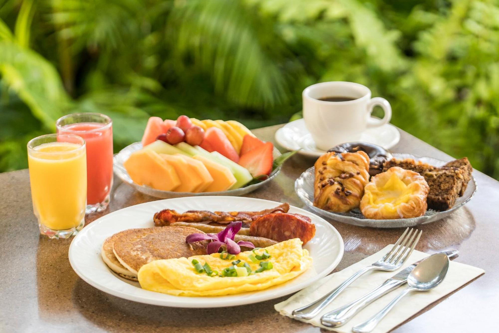 Sheraton Oman Hotel Маскат Екстериор снимка A typical American breakfast